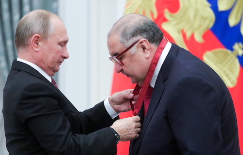 Alisher Usmanov With Putin _500x 320_Mikhail Metzel _Getty Images -1065953190