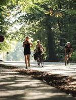 Løbepige _og _cykler _ved _skoven (1)
